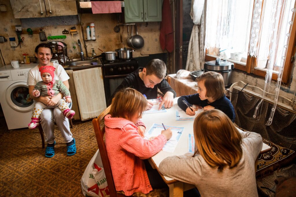 Багатодітна родина на кухні, яку підтримала акція «Різдвяна свічка»