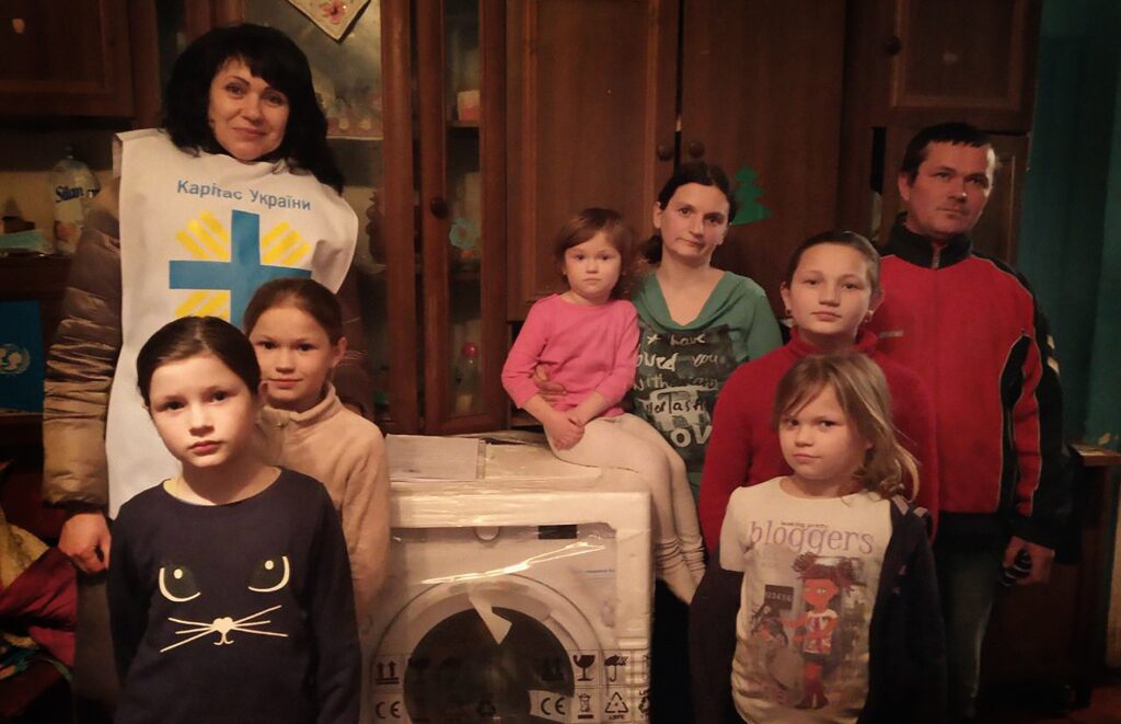 Багатодітна родина з Волині з новою пральною машиною від акції «Різдвяна свічка»