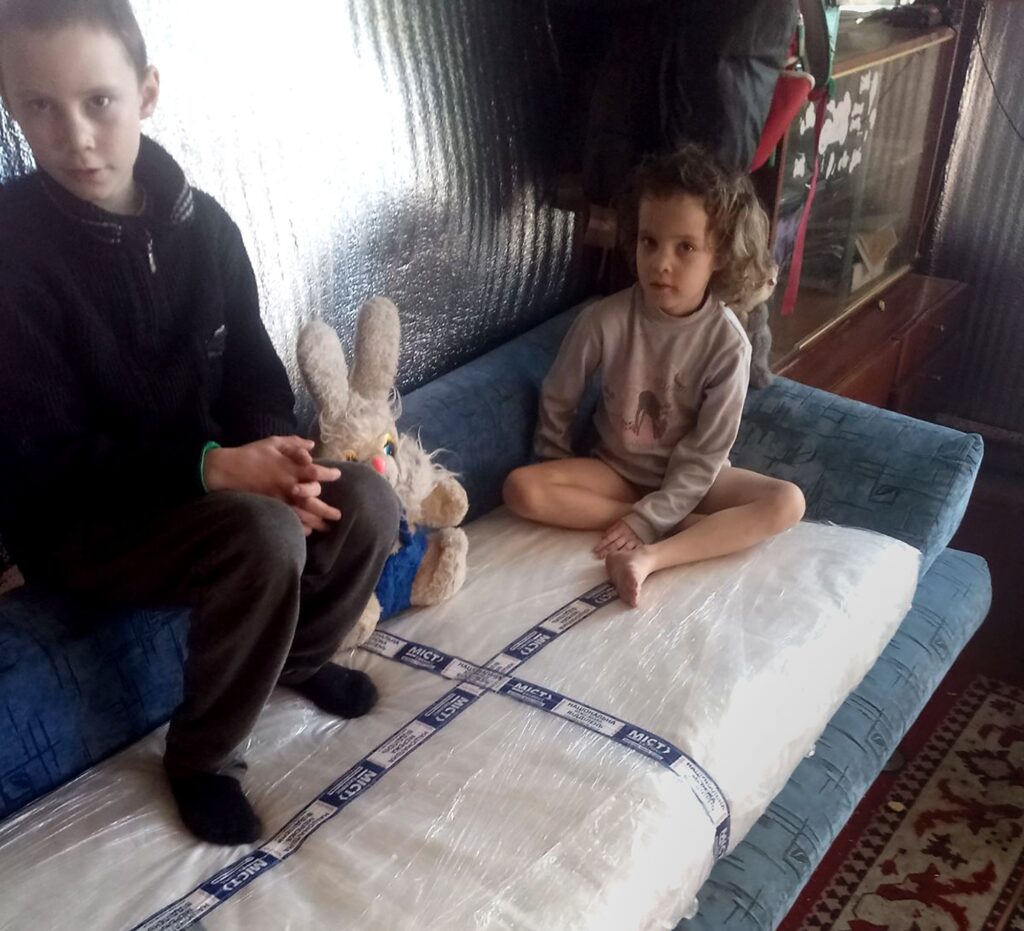 Діти з Полтави на новому матраці, отриманому завдяки акції «Різдвяна свічка»