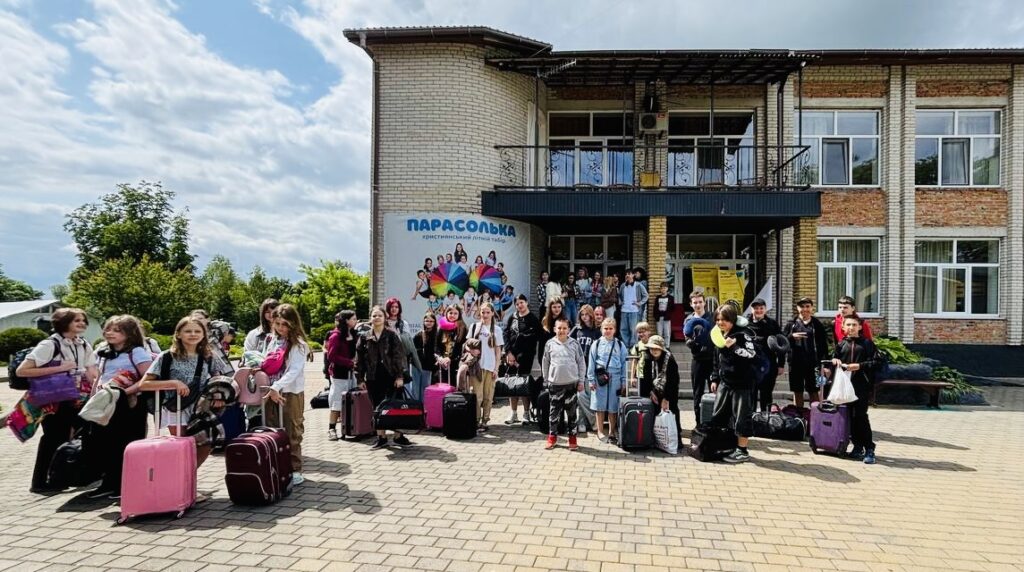 Діти з валізами біля корпусу табору «Парасолька» на Волині