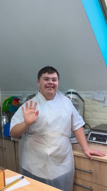 Кондитер Микита в майстерні печива «Коржик» вітається з гостями