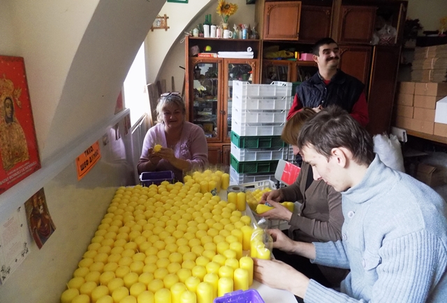 Молодь Карітасу Львова прикрашає й пакує різдвяні свічки