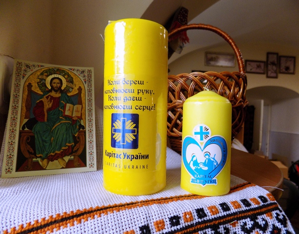 Різдвяні свічки Карітасу з наліпками на святковому столі