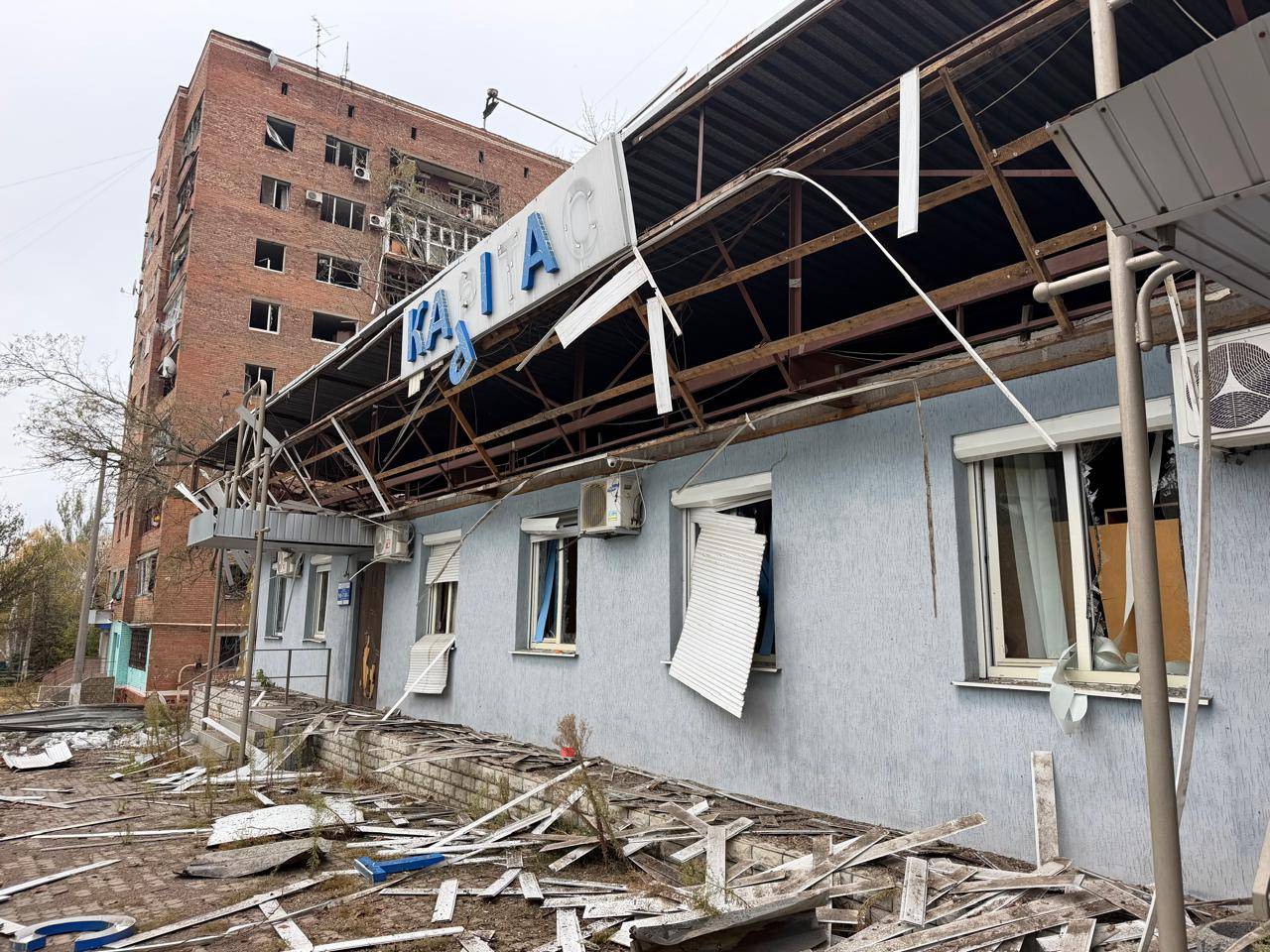 Російський обстріл пошкодив будівлю Карітасу в Краматорську