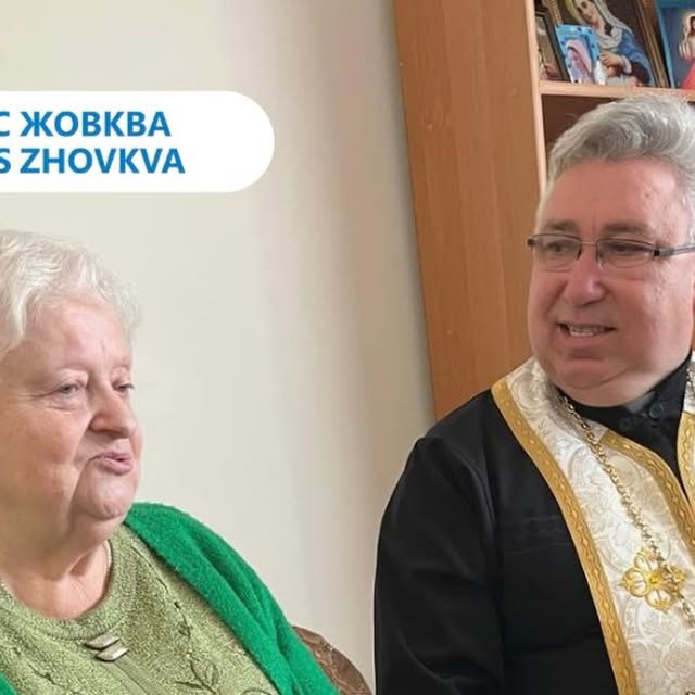 Священник і пані старшого віку в Жовкві